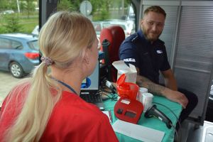 Policjant w krwiobusie przed oddaniem krwi