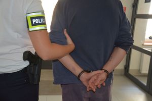 Policjantka z zatrzymanym