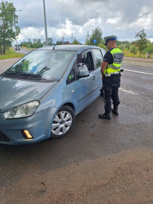 policjant kontrolujący pojazd