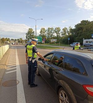 Policjant bada trzeźwość kierowców