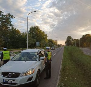 Policjanci badają trzeźwość kierowców