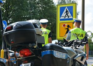 Policjanci przy motocyklach