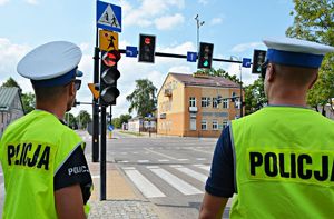 Policjanci przy znakach drogowych