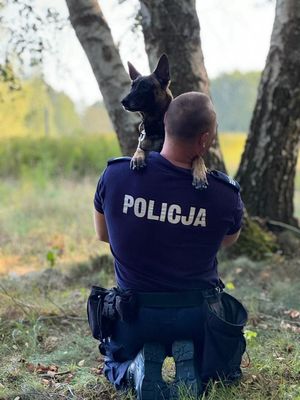 Policjant z psem służbowym