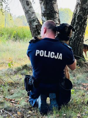 Policjant z psem słuzbowym