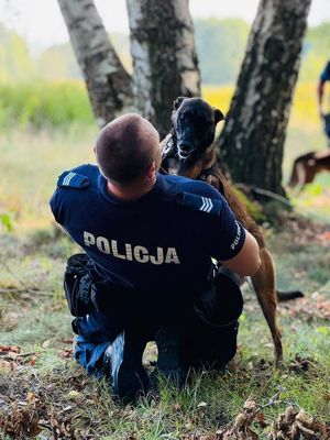 Policjant z psem słuzbowym