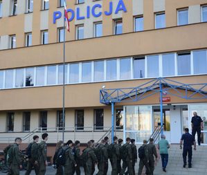 uczniowie klasy mundurowej w tle budynek Policji