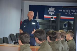 Policjant z uczniami klasy mundurowej