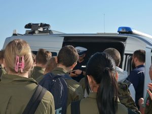 uczniowie klasy mundurowej i radiowóz