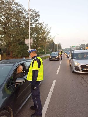 Policjant badający trzeźwość