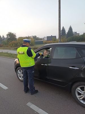 Policjant badający trzeźwość