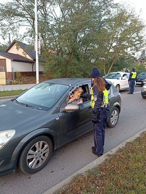 Policjantka badająca trzeźwość