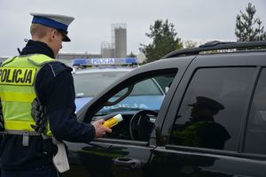 Policjant badający trzeźwość