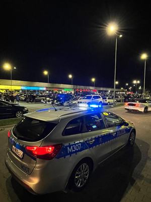 Policjant na parkingu