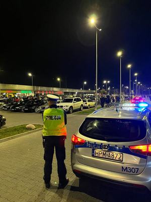 Policjant na parkingu samochodowym