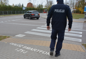 Policjant przy przejściu dla pieszych