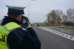 Policjant mierzy prędkość