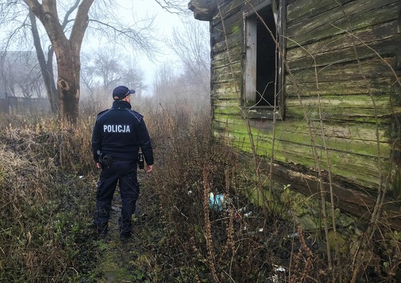 Policjant przy pustostanie