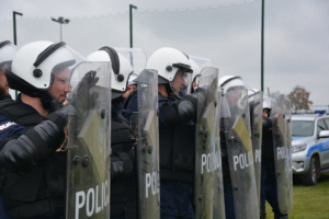 Policjanci w kaskach i z tarczami