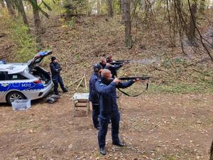 Policjanci na strzelnicy