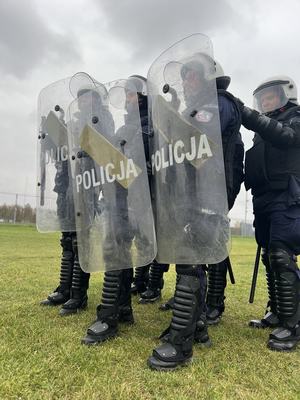 Policjanci w szyku z tarczami