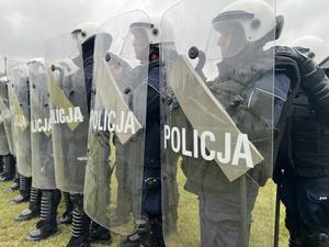 Policjanci w szyku z tarczami