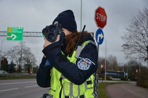 Policjantka mierzy prędkość