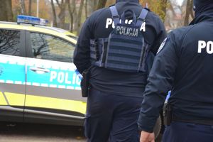 Policjanci przy radiowozie