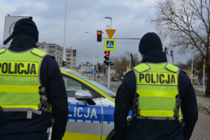 Policjanci przy radiowozie