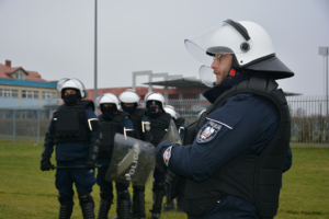 Policjanci z kaskach i tarczami