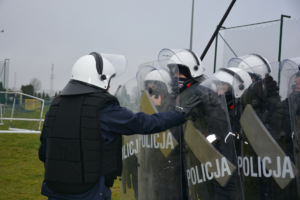 Policjanci z kaskach i tarczami