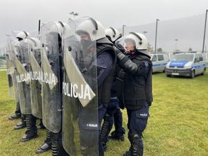 Policjanci z kaskach i tarczami