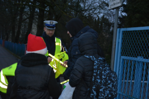 Policjanci rozdają odblaski