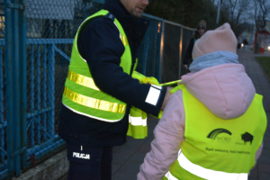 Policjanci rozdają odblaski