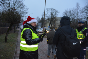 Policjanci rozdają odblaski