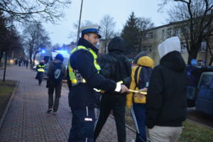 Policjanci rozdają odblaski