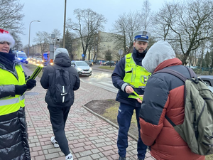 Policjanci rozdają odblaski