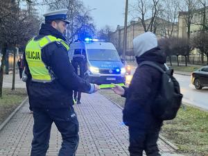 Policjanci rozdają odblaski