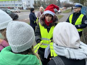 Policjanci rozdają odblaski