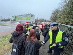 Policjanci rozdają odblaski