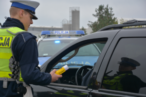 Policjant bada trzeźwość