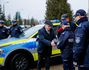 Prezydent przekazuje radiowóz policjantom