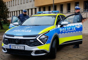 Policjanci przy radiowozie