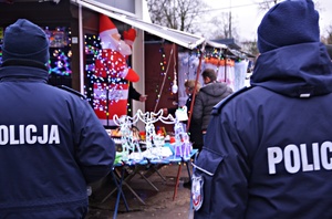 Policjanci nadzorują bazar