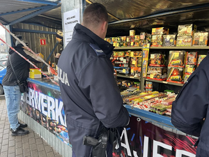 Policjant kontroluje stoisko z fajerwerkami