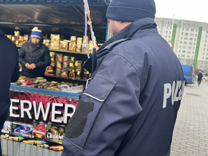Policjant kontroluje stoisko z fajerwerkami