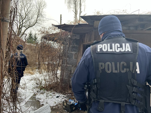 Policjanci sprawdzają pustostany