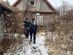 Policjanci kontrolują pustostany