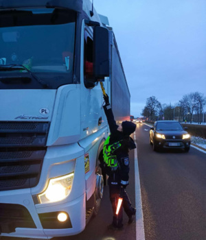 Policjantka ruchu drogowego bada trzeźwość