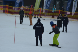 Policjant i młodzież na stoku narciarskim